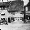 Skioptikonbild med motiv från gata i Rothenburg.
Bilden har förvarats i kartong märkt: Rothenburg III. 1901. 9