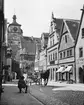 Skioptikonbild med motiv av man med häst och vagn på gata i Rothenburg.
Bilden har förvarats i kartong märkt: Rothenburg III. 1901. 9