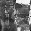 Skioptikonbild med motiv av hus i Rothenburg.
Bilden har förvarats i kartong märkt: Rothenburg III. 1901. 9