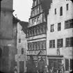 Skioptikonbild med motiv av dekorerad husfasad i Rothenburg.
Bilden har förvarats i kartong märkt: Rothenburg III. 1901. 9