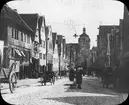 Skioptikonbild med motiv från gata i Rothenburg.
Bilden har förvarats i kartong märkt: Rothenburg III. 1901. 9. Text på bild: 