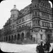 Skioptikonbild med motiv av rådhuset i Rothenburg.
Bilden har förvarats i kartong märkt: Rothenburg II. 1901.