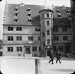 Skioptikonbild med motiv av hus i Rothenburg.
Bilden har förvarats i kartong märkt: Rothenburg II. 1901.