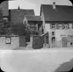 Skioptikonbild med motiv av äldre hus i Rothenburg.
Bilden har förvarats i kartong märkt: Rothenburg II. 1901.. Text på bild: 