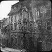 Skioptikonbild med motiv av hus, Unterer Kaulberg, Bamberg.
Bilden har förvarats i kartong märkt: Resan 1901. Bamberg 8. No 22. Text på bild: 