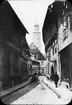 Skioptikonbild med motiv av gata i Goslar, i bakgrunden Marktkirche.
Bilden har förvarats i kartong märkt: Resan 1907. Braunschweig 4. Gosslar 4.