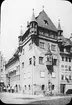 Skioptikonbild med motiv av hus från 1400-talet i Nürnberg. Medeltida hus av röd sandsten. 
Bilden har förvarats i kartong märkt: Nürnberg XII. 1901. Text på bild: 