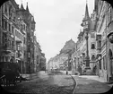 Skioptikonbild med motiv av gatan Adlerstrasse i Nürnberg.
Bilden har förvarats i kartong märkt: Nürnberg XII. 1901. Text på bild: 