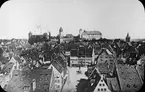 Skioptikonbild med motiv av vy över Nürnberg med Kaiserburg (Kejsarens Slott) i bakgrunden.
Bilden har förvarats i kartong märkt: Nürnberg XII.  1901