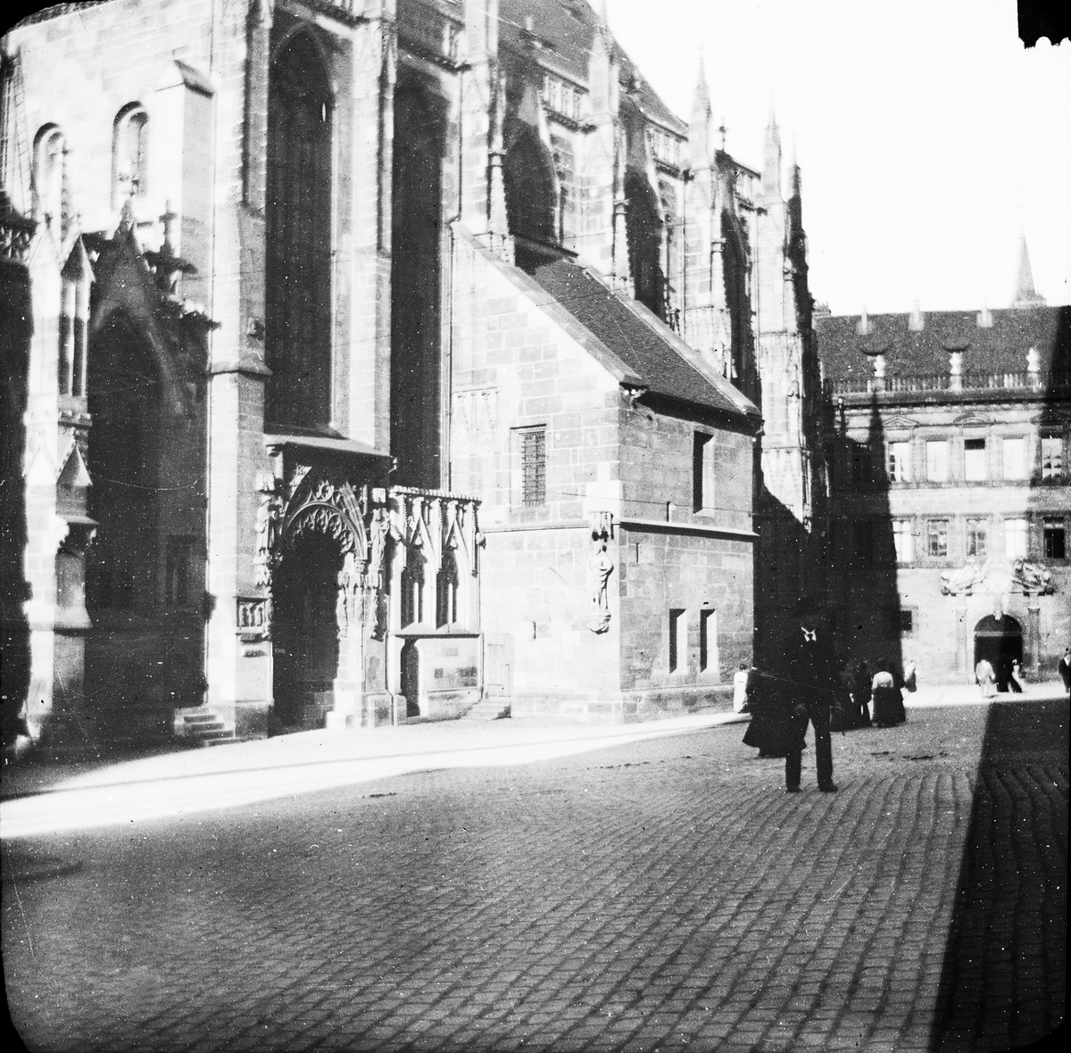 Skioptikonbild med motiv av Sankt Sebalduskirche i Nürnberg.
Bilden har förvarats i kartong märkt: Nürnberg 1901. VIII.. Text på bild: "Schaldwkirche"