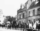 Skioptikonbild med motiv av ridande poliser/ soldater.
Bilden har förvarats i kartong märkt: Nürnberg 1901. V.