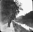 Skioptikonbild med motiv av man på strandpromenad längs Theresienhain, Bamberg.
Bilden har förvarats i kartong märkt: Resan 1907. Bamberg. 20. Text på bild: 