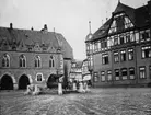 Skioptikonbild med motiv av torget i Goslar.
Bilden har förvarats i kartong märkt: Resan 1907. Gosslar 8.