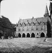 Skioptikonbild med motiv av rådhuset vid torget i Goslar.
Bilden har förvarats i kartong märkt: Resan 1907. Gosslar 8.. Text på bild: 