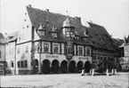 Skioptikonbild med motiv av Hotel Kaiserworth vid torget i Goslar.
Bilden har förvarats i kartong märkt: Resan 1907. Gosslar 8. Text på bild: 