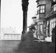 Skioptikonbild med motiv av man på altanen på rådhuset i Goslar.
Bilden har förvarats i kartong märkt: Resan 1907. Gosslar 8. Text på bild: 