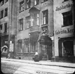 Skioptikonbild med motiv av husfasader i Bamberg. 
Bilden har förvarats i kartong märkt: Resan 1907. Nürnberg 11. 26.