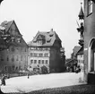 Skioptikonbild med motiv av Dürerhaus (teater?), vid torg i Nürnberg.
Bilden har förvarats i kartong märkt: Resan 1907. Nürnberg 11. 26. Text på bild: 