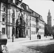 Skioptikonbild med motiv av regeringshuset i Erfurt.
Bilden har förvarats i kartong märkt: Resan 1907. Erfurt 10. 14. Text på bild: 