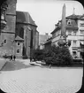 Skioptikonbild med motiv av fontän på torg vid katedralen i Erfurt.
Bilden har förvarats i kartong märkt: Resan 1907. Erfurt 10. 14.