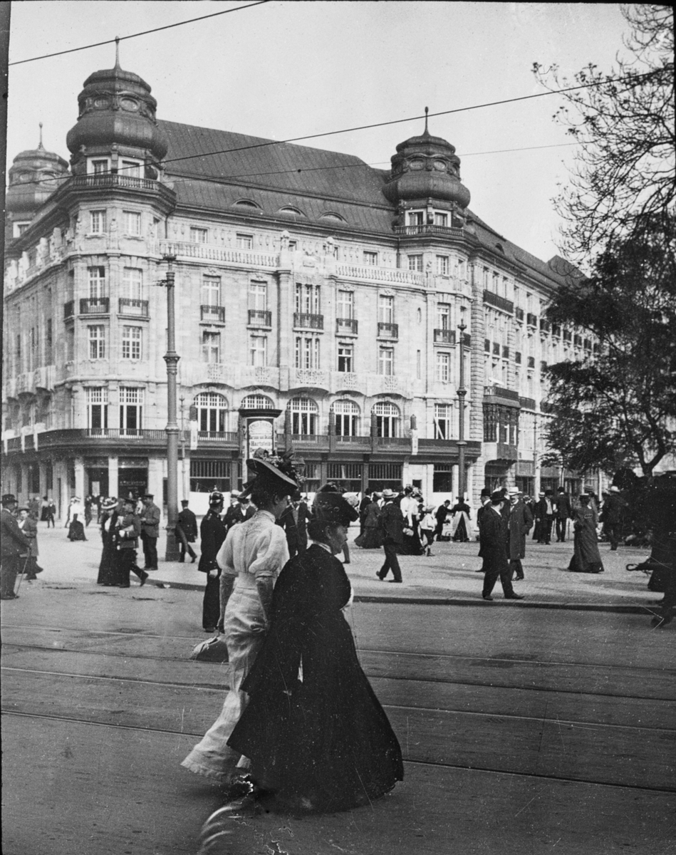 Skioptikonbild med motiv av Hotel Fürstenhof och folkvimmel på Potzdamer Platz i Berlin.
Bilden har förvarats i kartong märkt: Resan 1907. Heilbronn 6. Stuttgart 1. Berlin 2. Text på bild: "Leipziger Plats".