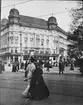 Skioptikonbild med motiv av Hotel Fürstenhof och folkvimmel på Potzdamer Platz i Berlin.
Bilden har förvarats i kartong märkt: Resan 1907. Heilbronn 6. Stuttgart 1. Berlin 2. Text på bild: 