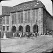 Skioptikonbild med motiv från Warenhaus Wertheim (varuhus, manufaktur) i Berlin.
Bilden har förvarats i kartong märkt: Resan 1907. Heilbronn 6. Stuttgart 1. Berlin 2. Text på bild: 