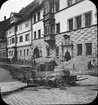 Skioptikonbild med motiv av gatuläggare i arbete i Erfurt.
Bilden har förvarats i kartong märkt: Resan 1907. Erfurt 8. 15