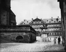 Skioptikonbild med motiv från Schönleinsplatz Bamberg med staty av Luitpold Karl Joseph Wilhelm von Bayern.
Bilden har förvarats i kartong märkt: Resan 1907. Bamberg 2. Nürnberg 6. 295.. Text på bild: 