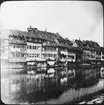 Skioptikonbild med motiv av floden Regnitz i Bamberg.
Bilden har förvarats i kartong märkt: Resan 1907. Bamberg 8. 19. Text på bild: 