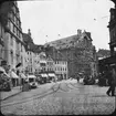 Skioptikonbild med motiv av gatan Grüner Markt i Bamberg. Renoverig av kyrkan St. Martin.
Bilden har förvarats i kartong märkt: Resan 1907. Bamberg 8. 19. Text på bild: 