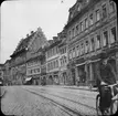 Skioptikonbild med motiv från gatan Lauge Strasse i Bamberg.
Bilden har förvarats i kartong märkt: Resan 1907. Bamberg 8. 19. Text på bild: 