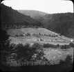 Skioptikonbild med motiv av lantlig vy, Schwarzwald.
Bilden har förvarats i kartong märkt: Höstresan 1910. Alhambra, utsikten, 11 & 23.