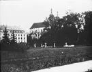 Skioptikonbild med motiv av Fürstliches Schloss, Donaueschingen.
Bilden har förvarats i kartong märkt: Resan 1908. Donaueschingen 3. Hornberg 4.