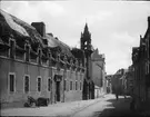 Skioptikonbild med motiv från Auray. Längs gatan skymtar kyrkan Notre Dame de Lourdes.
Bilden har förvarats i kartong märkt: Resan 1908. XVII . Auray 5. Cornac 2.