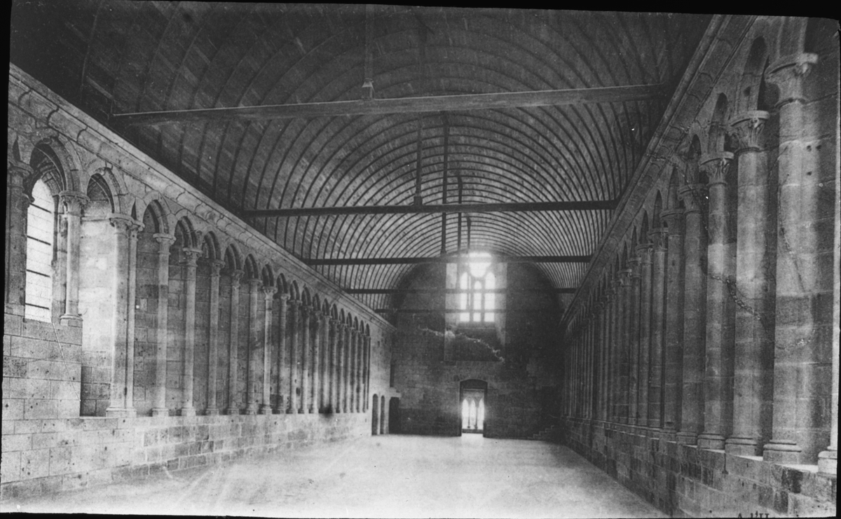 Skioptikonbild med motiv från kyrkan i Mont Saint Michel.
Bilden har förvarats i kartong märkt: Resan1908 XIV. St. Michel 7. Dinan 1.. Text på bild: " Abbaye du Mont St. Michel, le Refecroit des moines"