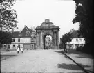 Skioptikonbild med motiv från Frankenthal? Port in till staden.
Bilden har förvarats i kartong märkt: Resan 1908. Heidelberg 5. Frankenthal 2.