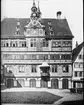 Skioptikonbild med motiv av rådhuset i Tübingen.
Bilden har förvarats i kartong märkt: Resan 1908. Tübingen 3. Horb.. Text på bild: 