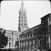 Skioptikonbild med motiv av katedralen St. Sernin, Toulouse.
Bilden har förvarats i kartong märkt: Höstresan 1907. Toulouse 4. No 16. XII. Text på bild: 