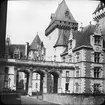 Skioptikonbild med motiv av slottet Château de Pau.
Bilden har förvarats i kartong märkt: Höstresan 1907. Pau 2. Bordeaux 5. No 21. Text på bild: 