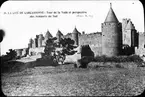 Skioptikonbild med motiv av medeltidsstaden Carcassonne.
Bilden har förvarats i kartong märkt: Höstresan 1907. Carcassonne 6. No 15.