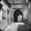 Skioptikonbild med motiv av port genom Röder Thor, passage genom stadsmuren, Rothenburg.
Bilden har förvarats i kartong märkt: Rothenburg I. 1901. Text på bild: 