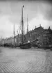 Skioptikonbild med motiv av fartyg i hamn i Nyhavn.
Bilden har förvarats i kartong märkt: Köpenhamn 9. 1908. Text på bild: 