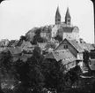 Skioptikonbild med motiv från Quedlinburg, på höjden syns Schloss Quedlinburg.
Bilden har förvarats i kartong märkt: Resan 1902. 11.Quedlingburg 3. Magdeburg 5. Text på bild: 