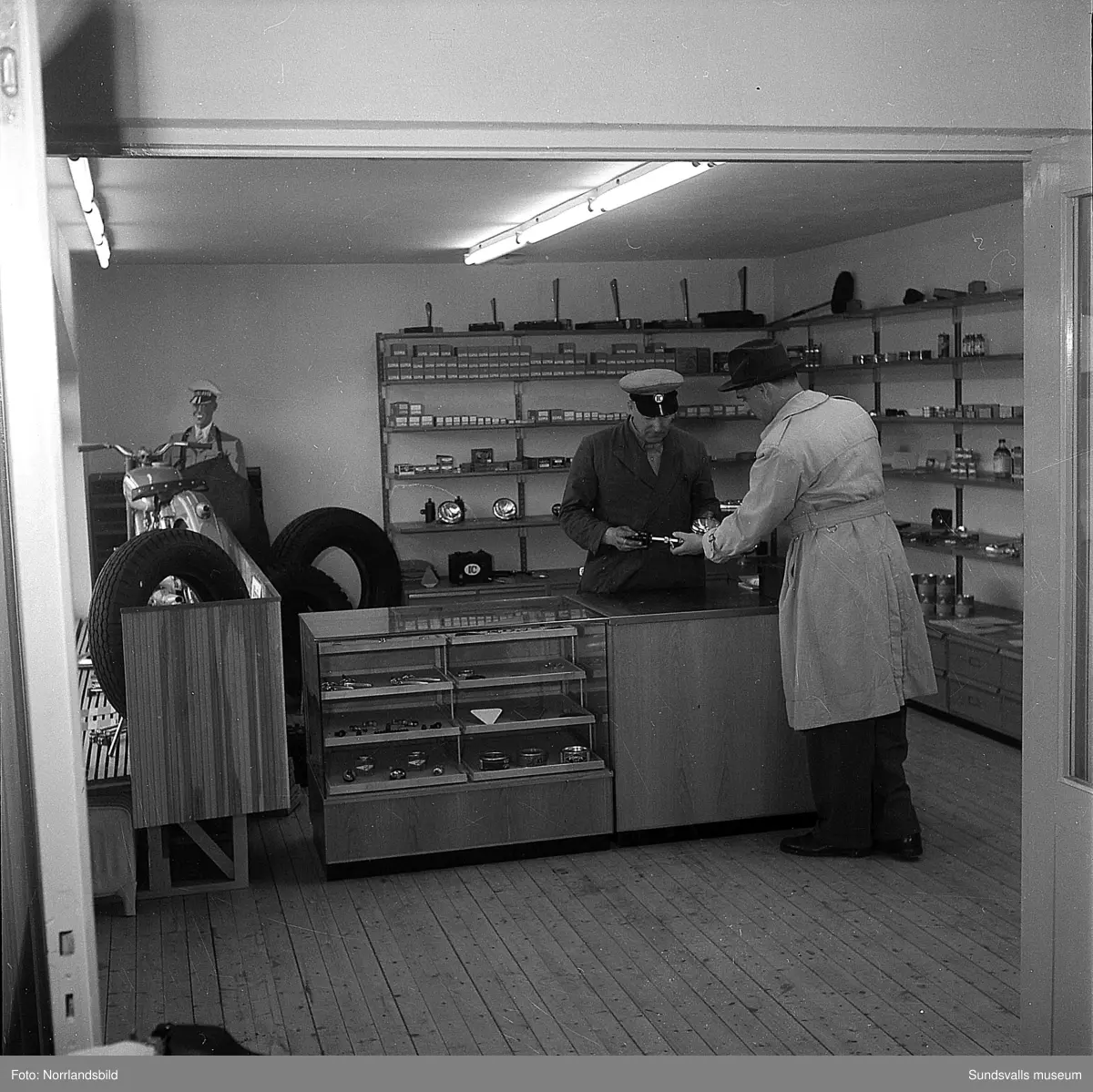 IC Motell i Kvissleby (OK) var Sveriges första motell, startades 1952. Bilder från butik, verkstad och exteriörbilder.