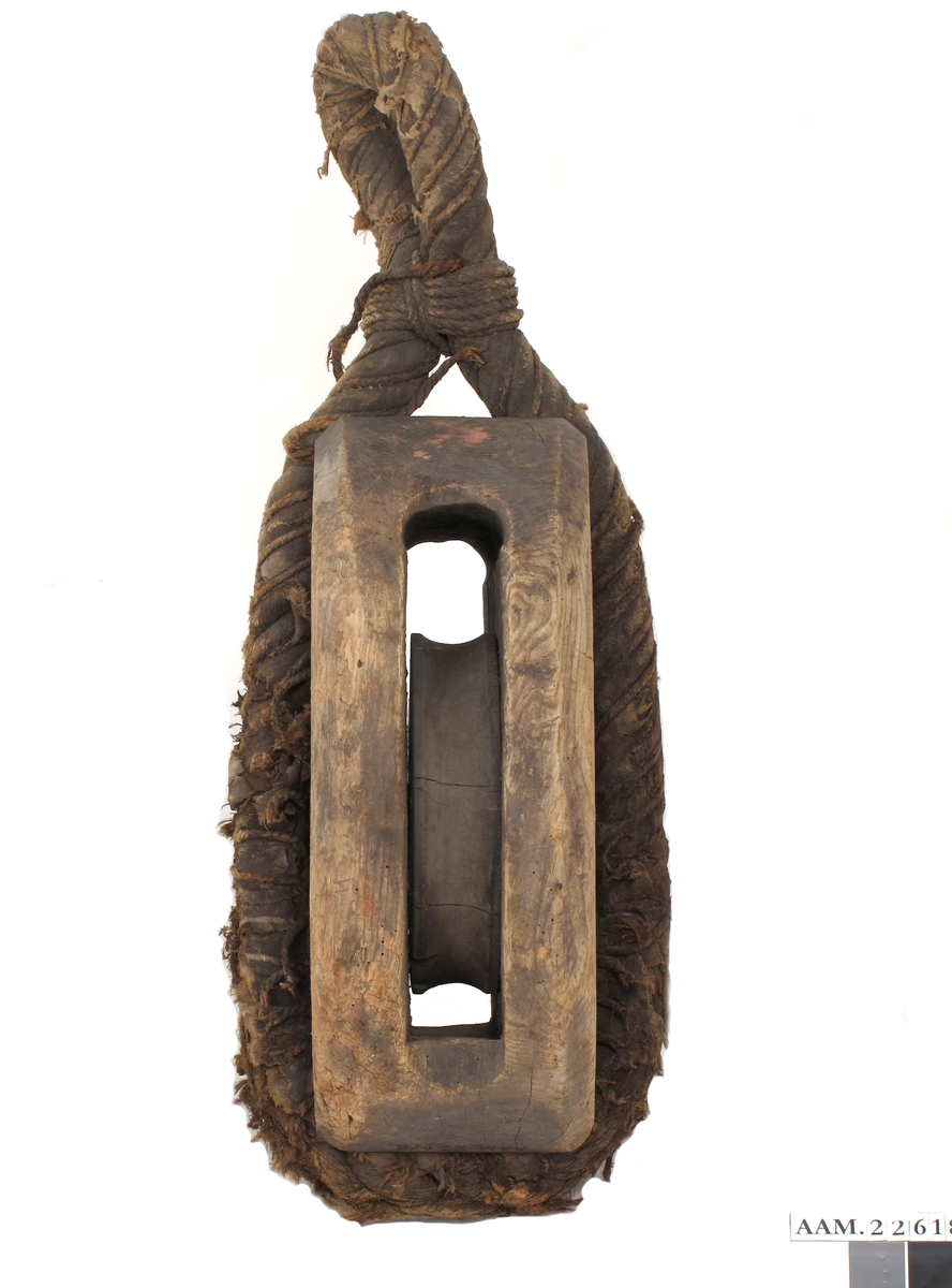 Kjølhalingsblokk med en skive. Tre (trolig ask eller lønn) , lerret, wire omtvunnet med lerret og tausurring.