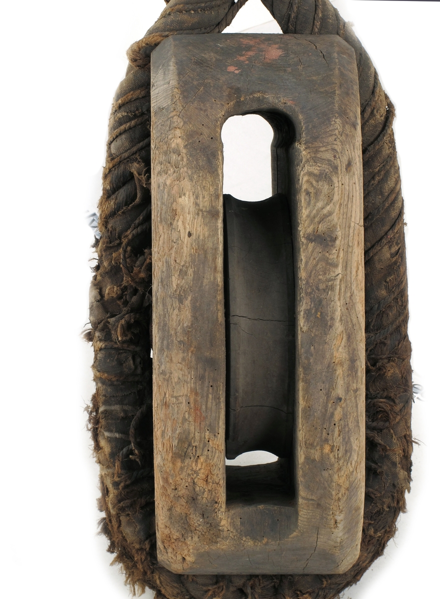 Kjølhalingsblokk med en skive. Tre (trolig ask eller lønn) , lerret, wire omtvunnet med lerret og tausurring.