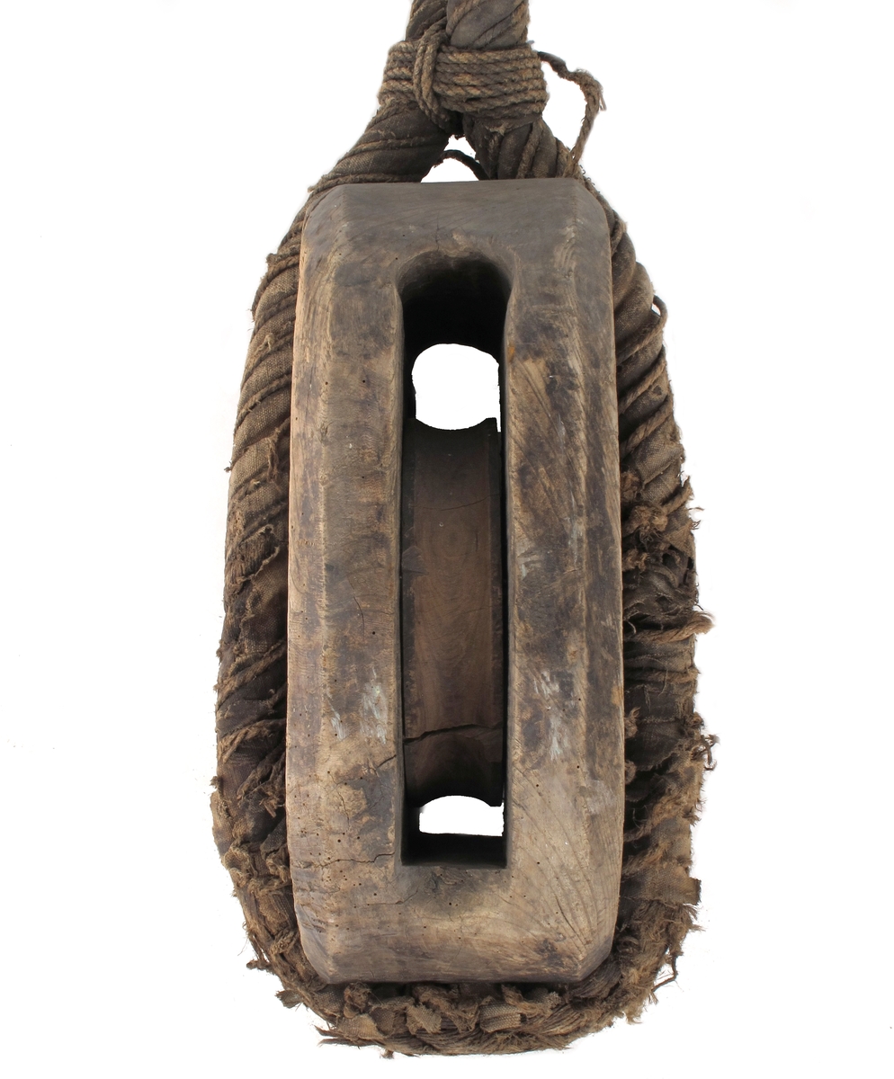 Kjølhalingsblokk med en skive. Tre (trolig ask eller lønn) , lerret, wire omtvunnet med lerret og tausurring.