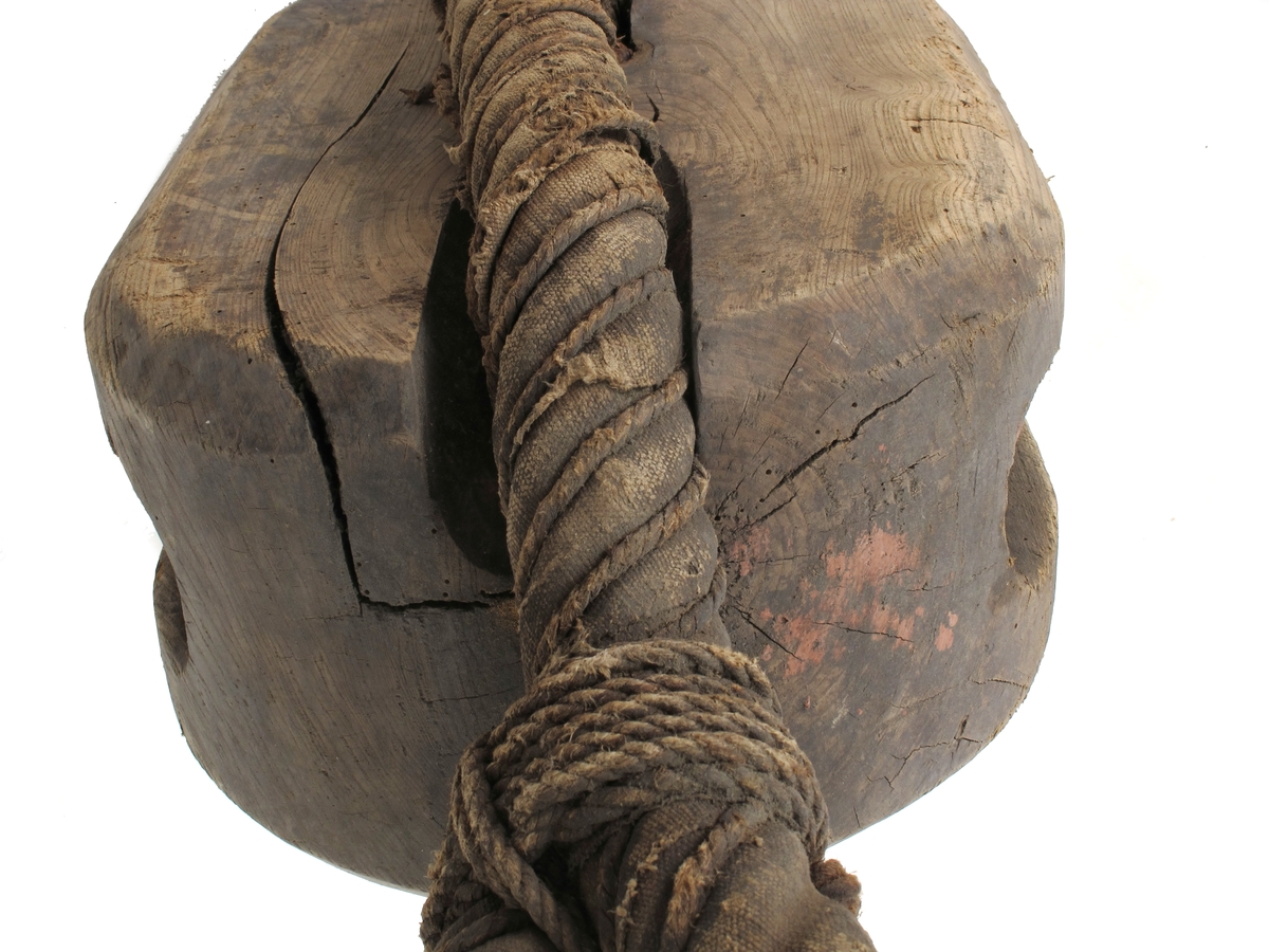 Kjølhalingsblokk med en skive. Tre (trolig ask eller lønn) , lerret, wire omtvunnet med lerret og tausurring.