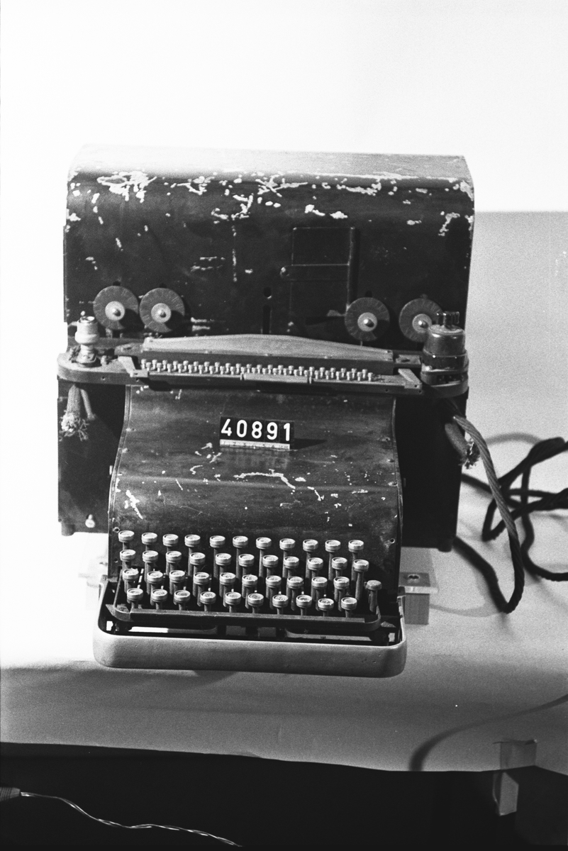 Electrocrypto, AB Cryptograph modell B1. Maskinen är avsedd för att skydda trafik förmedlad av telegrafbolag. 

Vid chiffrering skrivs klartexten in på apparatens tangentbord. En kopia av texten skrivs ut på en ansluten skrivmaskin. Kryptotexten skrivs ut på en remsperforator för att sedan kunna sändas över telegraflinjer.